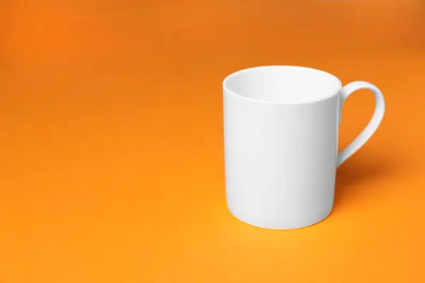 Una Tazza Ceramica Bianca Sfondo Arancione Spazio Testo — Foto Stock