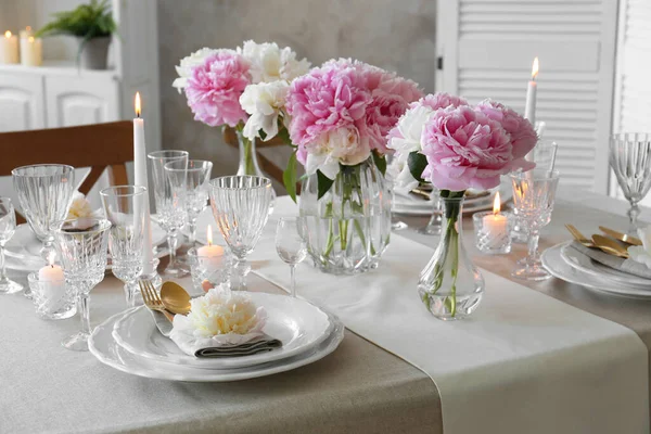 실내에 아름다운 고추와 촛불을 아름다운 탁자를 — 스톡 사진