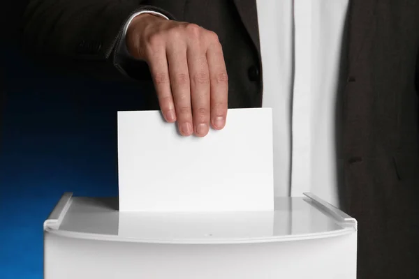 Uomo Che Mette Suo Voto Nelle Urne Sfondo Blu Scuro — Foto Stock