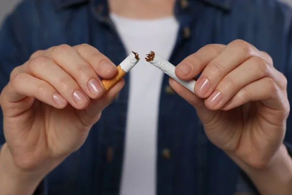 Přestaň Kouřit Žena Drží Kousky Rozbité Cigarety Detailní Záběr — Stock fotografie