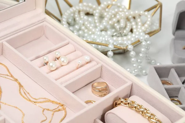 Κουτιά Κοσμήματα Πολλά Διαφορετικά Εξαρτήματα Λευκό Τραπέζι Closeup — Φωτογραφία Αρχείου