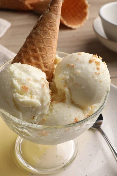 Вкусные Соски Ванильного Мороженого Вафельным Конусом Стеклянной Миске Десерта Столе — стоковое фото