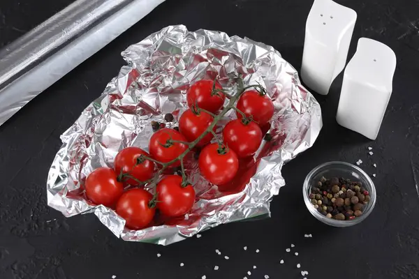 Tomates Papel Aluminio Especias Mesa Textura Oscura Por Encima Vista —  Fotos de Stock