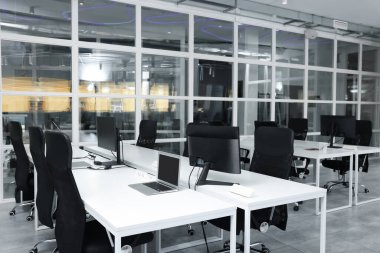 Açık Planlı Ofis 'in şık bir tasarımı. Bilgisayarlı, tablolu ve sandalyeli çalışma alanı