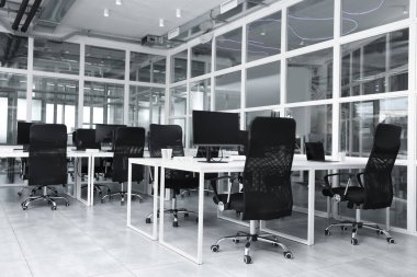 Açık Planlı Ofis 'in şık bir tasarımı. Bilgisayarlı, tablolu ve sandalyeli çalışma alanı