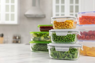 Beyaz mermer masada farklı taze ürünlerin bulunduğu kaplar, yazı için yer. Yiyecek deposu