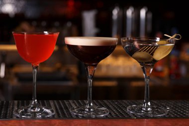 Barda farklı martini kokteylleri.