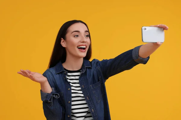 Sorrindo Jovem Mulher Tomando Selfie Com Smartphone Fundo Amarelo — Fotografia de Stock
