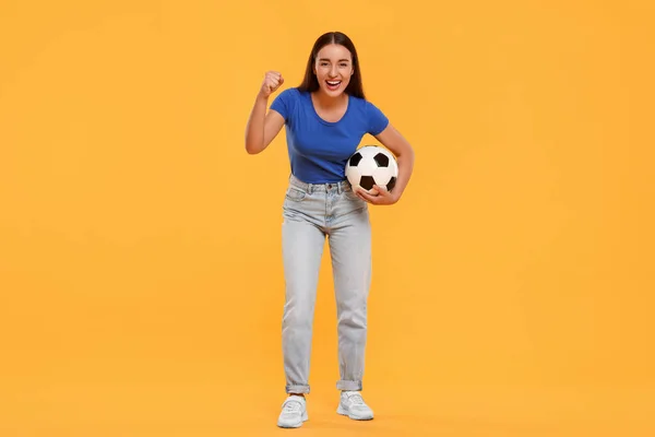 Glücklicher Fan Hält Fußball Der Hand Und Feiert Auf Gelbem — Stockfoto