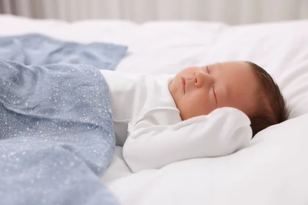 Lindo Bebé Recién Nacido Durmiendo Bajo Una Manta Azul Cama —  Fotos de Stock