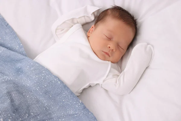Schattige Pasgeboren Baby Slapen Onder Blauwe Deken Bed Bovenaanzicht — Stockfoto