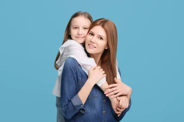 Ritratto Madre Felice Sua Figlia Carina Sfondo Azzurro — Foto Stock