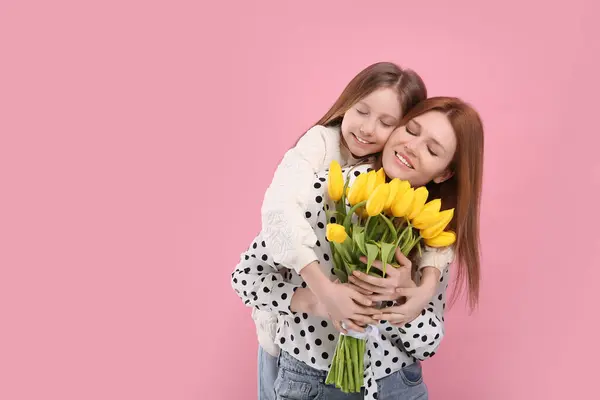 Mother Her Cute Daughter Bouquet Yellow Tulips Pink Background Space — Stock Photo, Image