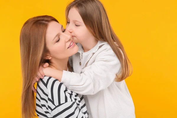Portrait Mother Her Cute Daughter Orange Background — Stock Photo, Image