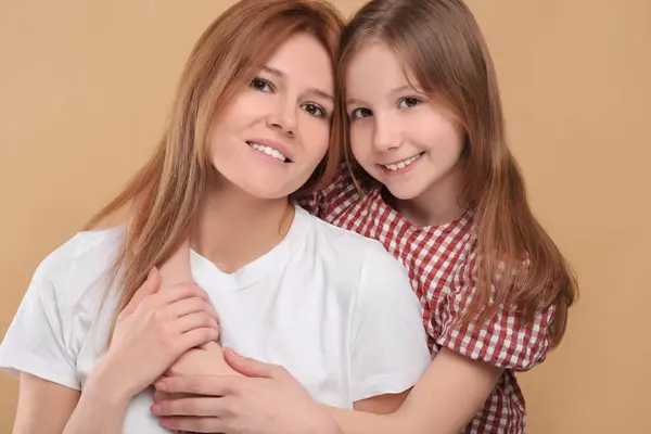 Portrait Happy Mother Her Cute Daughter Beige Background — Stock Photo, Image
