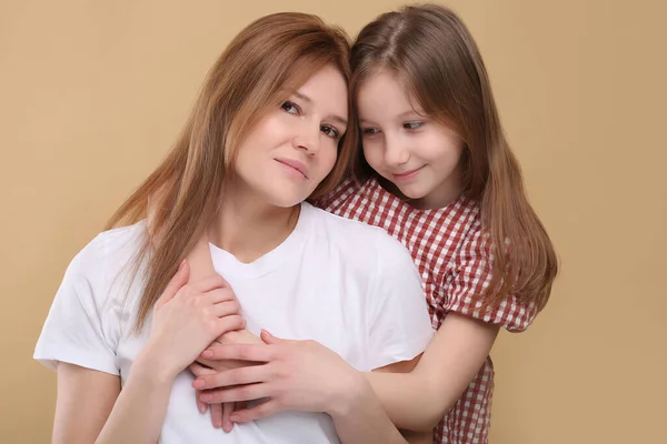 Portrait Mother Her Cute Daughter Beige Background — Stock Photo, Image