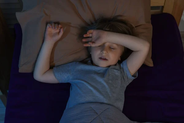 小男孩在晚上睡觉的时候打呼噜 俯瞰天空 — 图库照片