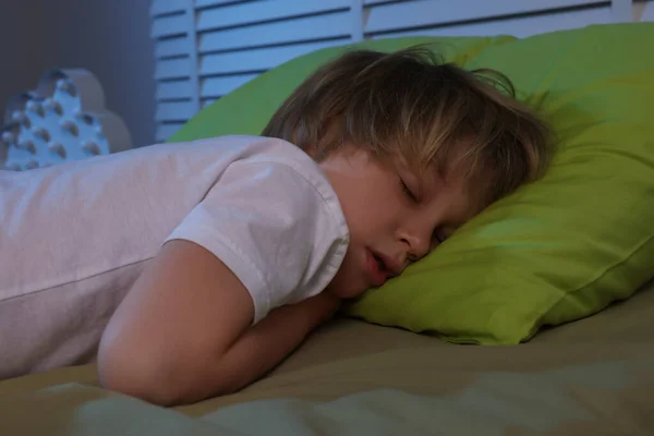 Menino Roncando Enquanto Dormia Cama Noite — Fotografia de Stock