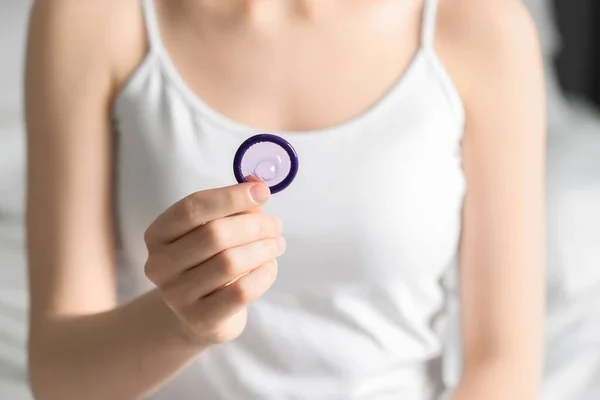 Žena Držící Rozbalený Kondom Rozmazaném Pozadí Detailní Záběr Bezpečný Sex — Stock fotografie