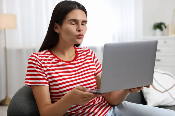 Młoda Kobieta Wideo Czat Przez Laptopa Dmuchanie Pocałunek Kanapie Pokoju — Zdjęcie stockowe