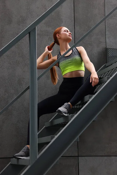 Mulher Bonita Roupas Elegantes Ginásio Sentado Escadas Rua — Fotografia de Stock