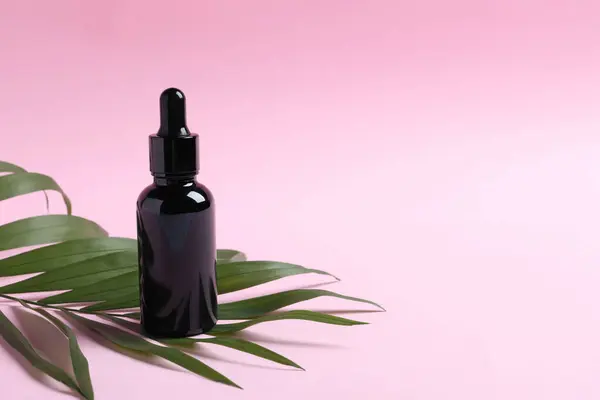 Fles Met Cosmetische Olie Groen Blad Roze Achtergrond Ruimte Voor — Stockfoto