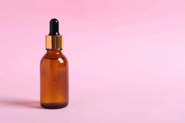 Flaska Med Kosmetisk Olja Rosa Bakgrund Plats För Text — Stockfoto