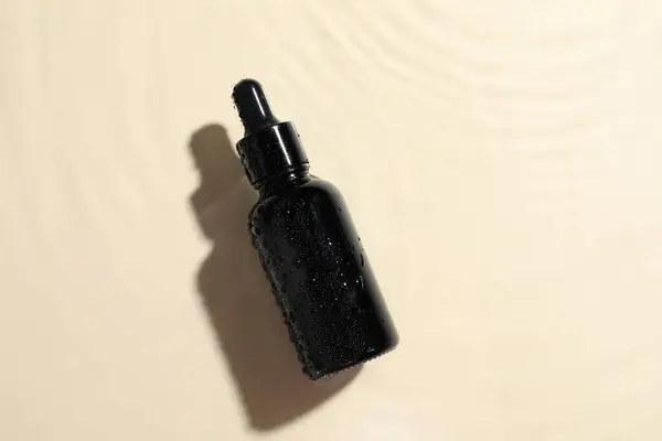 Fles Cosmetische Olie Water Beige Achtergrond Bovenaanzicht — Stockfoto