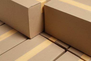 Arkaplan olarak birçok kapalı karton kutu. Paketleme malları