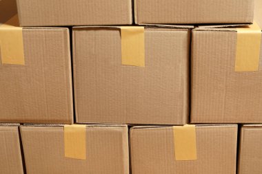Arkaplan olarak birçok karton kutu yığını. Paketleme malları