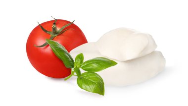 Caprese salatası için malzemeler. Taze domates, fesleğen ve beyaz üzerine izole edilmiş mozzarella peyniri.