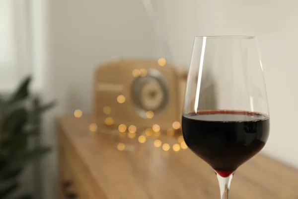 Ontspan Thuis Glas Rode Wijn Kamer Close Ruimte Voor Tekst — Stockfoto