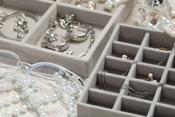 Pudełka Biżuterię Wieloma Różnymi Akcesoriami Szklankami Białym Drewnianym Stole Zbliżenie — Zdjęcie stockowe