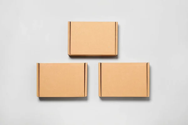 Kartonnen Dozen Witte Achtergrond Plat Gelegd Verpakkingsgoederen — Stockfoto