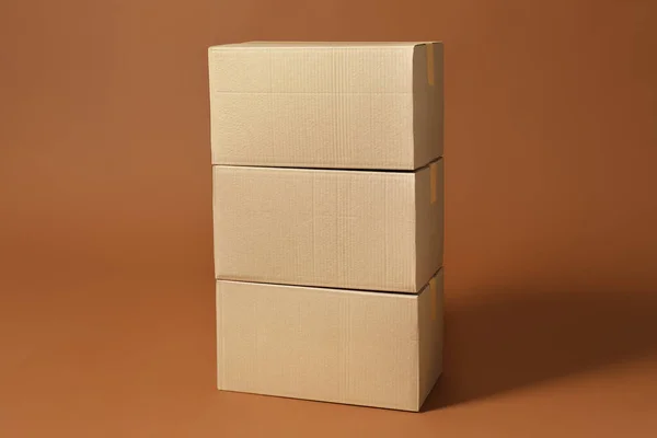 Kahverengi Arkaplanda Karton Kutular Yığını — Stok fotoğraf