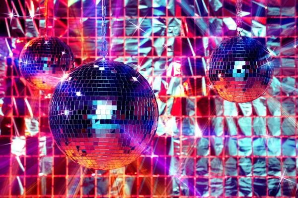 Glänzende Discokugeln Gegen Folienvorhang Unter Farblichtern — Stockfoto
