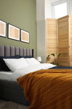 Yastıklı ve şık odalı rahat bir yatak. İç tasarım