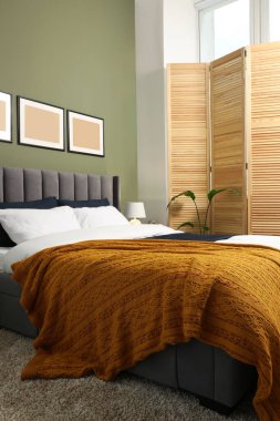 Yastıklı ve şık odalı rahat bir yatak. İç tasarım