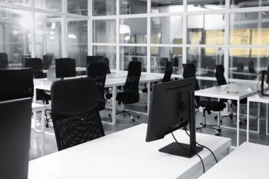 Açık Planlı Ofis 'in şık bir tasarımı. Bilgisayarlı, tablolu ve sandalyeli çalışma alanı