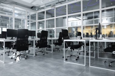Açık Planlı Ofis 'in şık bir tasarımı. Bilgisayarlı, tablolu ve sandalyeli çalışma alanı