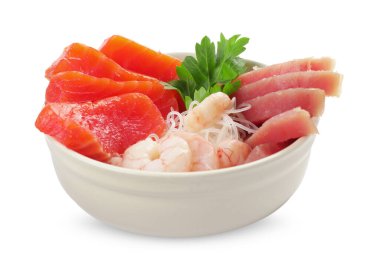 Sashimi seti somon, ton balığı ve karides funchosa ve maydanozla servis edilir.