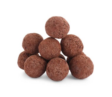 Beyaz üzerine izole edilmiş lezzetli çikolata şekerlemeleri.