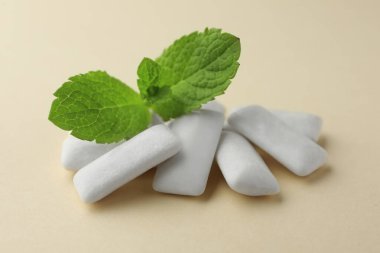 Lezzetli beyaz sakız ve bej arka planda nane yaprakları, yakın plan
