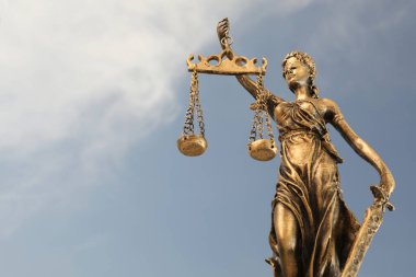 Yasalara göre adil muamele sembolü. Bayan Adalet 'in gökyüzüne karşı figürü, metin için yere yakın.