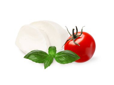 Caprese salatası için malzemeler. Taze domates, fesleğen ve beyaz üzerine izole edilmiş mozzarella peyniri.
