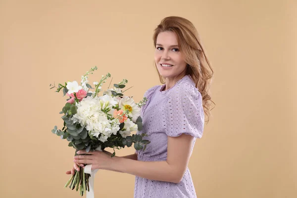 Hermosa Mujer Con Ramo Flores Sobre Fondo Beige —  Fotos de Stock