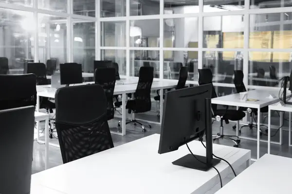 开放式计划办公室的内部风格别致 配备计算机 桌子和椅子的工作空间 — 图库照片