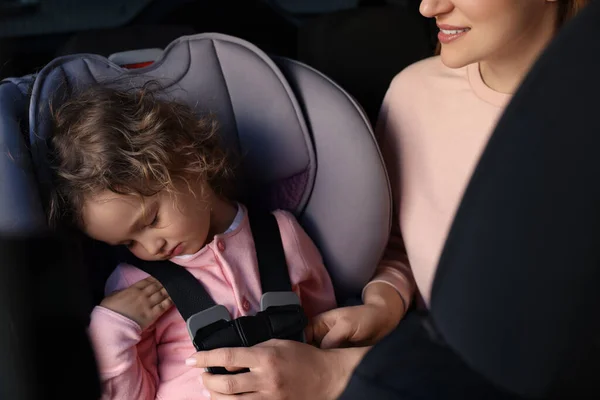Moeder Bevestigend Haar Slapende Dochter Kinderzitje Auto — Stockfoto