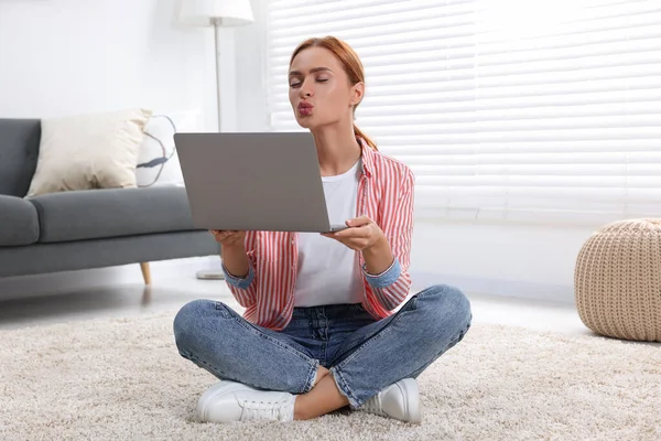 在家里 女人通过笔记本电脑在视频聊天时亲吻 远距离关系 — 图库照片