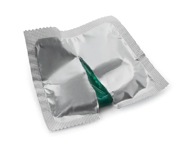 Paquete Desgarrado Con Preservativo Aislado Blanco Sexo Seguro — Foto de Stock